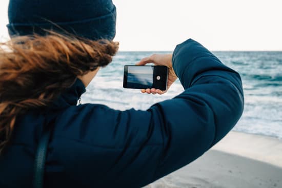 canva woman takes photo of the sea MAEbK2OoykA