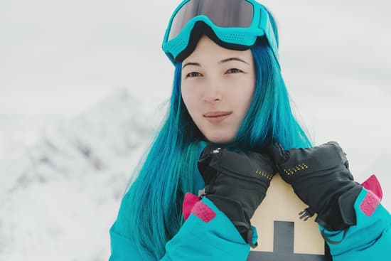 canva woman with snowboard MAEbbyrQiXk