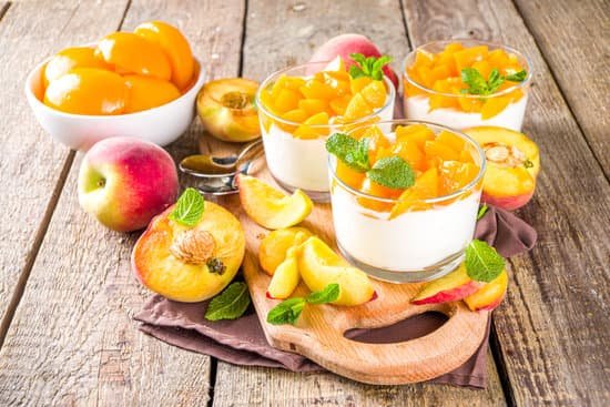 canva yogurt with peaches in a glass MAD8OgUpAyc