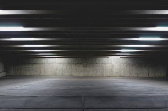 canva a big empty parking garage under the lights MADerNpp IA