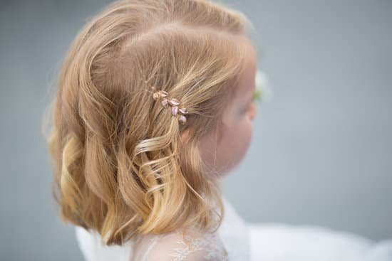 canva brass hair clip on little girls hair MADyR YGuSs