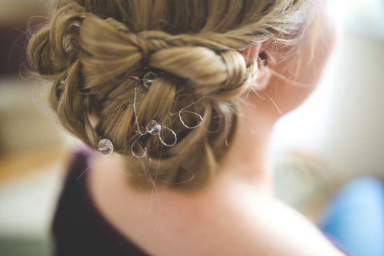 canva brides hair styled with a hair ornament MADGyF J01s