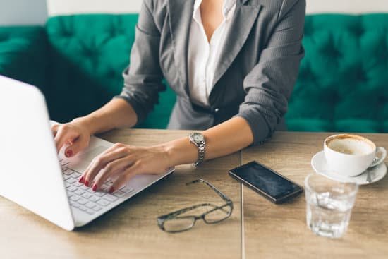 canva business woman using laptop MADar8V BVE