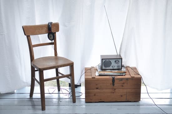 canva chair and vintage box with radio set in light room MAESCxKO Zk