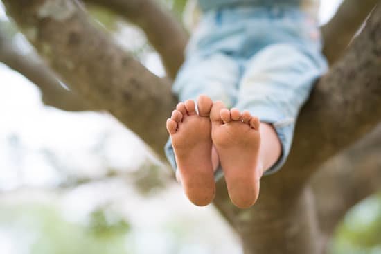 canva childrens feet playing barefoot MADaA45JBVY