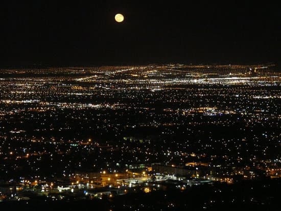 canva city at night MADQ5dN8 PQ
