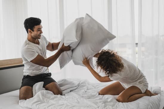 canva couple pillow fighting MADiDq2F S8