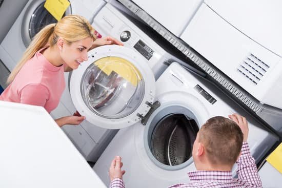 canva couple selecting new washer MADrWedkXmE