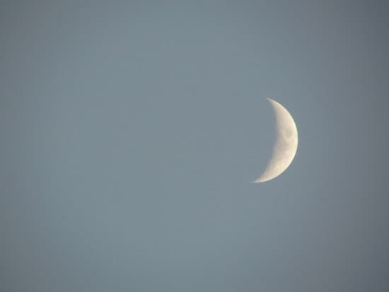 canva crescent moon in the sky MAEFe7Yl8BE