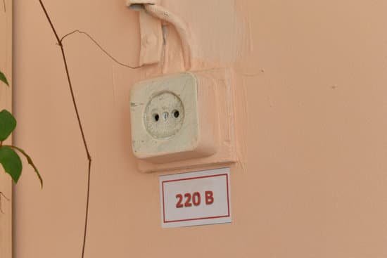 canva electrical outlet on the wall with the inscription translation 220 volts MADyc 3ZEcE