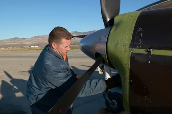 canva engineer inspecting airplane engine MAC8HX0PNDk