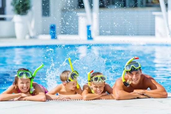 canva family at a pool MADFIwgJ6Cg