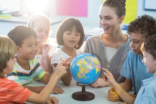 canva female teacher showing globe to children MADaAcc8 Hs