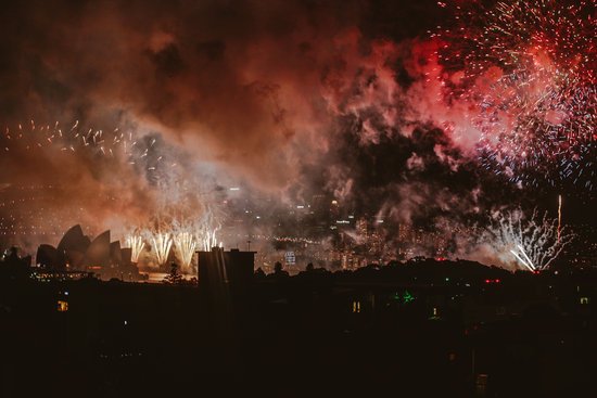 canva fireworks at night MADGyYHvEO4