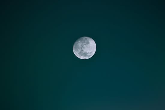 canva full moon MADyQ4DJRMk