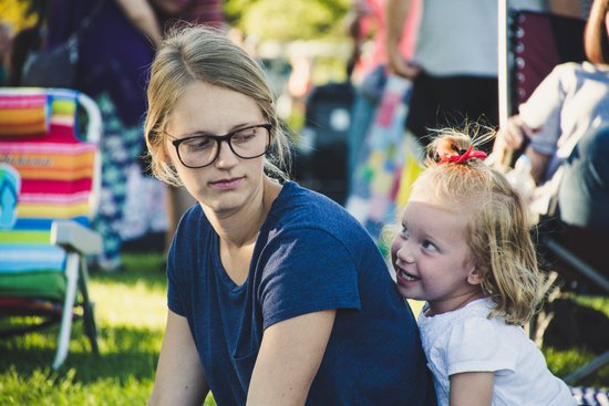 canva girl behind woman near folding chair MADGwH8PkTo