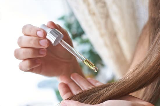 canva girl holding dropper with oil for hair MAEI5orGFRA
