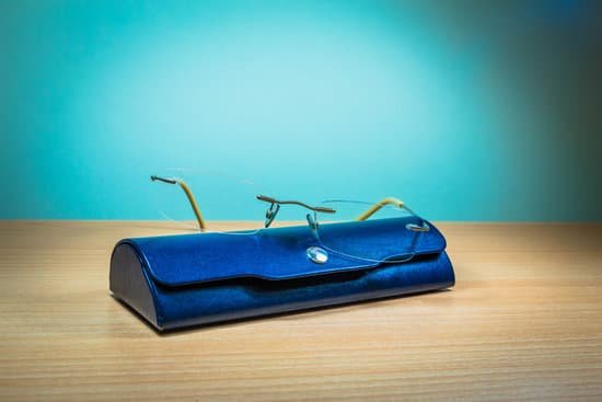 canva glasses and glasses case MADAfXdPpx8 1