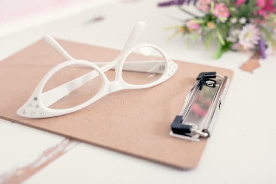 canva glasses on a clipboard MADV9787aUs