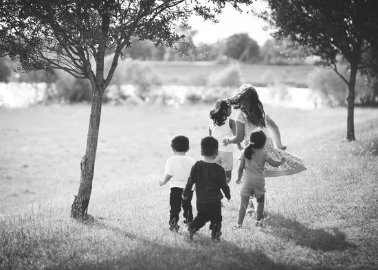 canva grayscale photo of five children near tree MADGvrLlijk