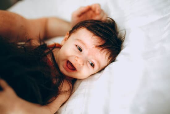 canva happy infant playing with parent in bed MAEGDZlUQZk