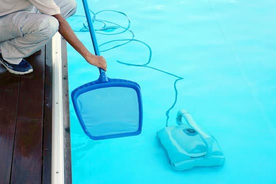 canva hotel staff worker cleaning the pool MADapWrlAUE