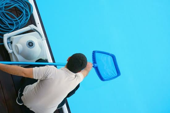 canva hotel staff worker cleaning the pool MADerELC3r4