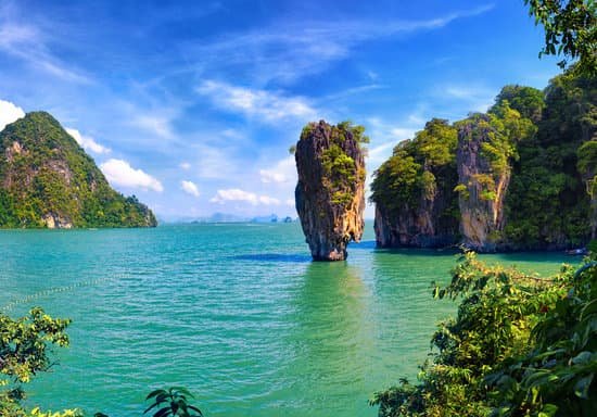 canva james bond island MADaqgiSS9k