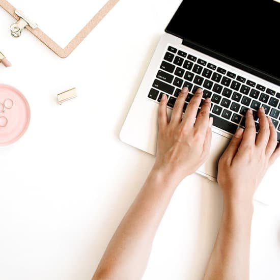canva laptop on desk MACdakmi2yM