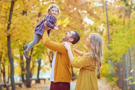 canva laughing parents with charming girl in autumn MAEJoMmaV o