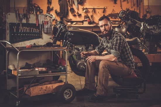 canva mechanic in garage MABJdmmtZCY