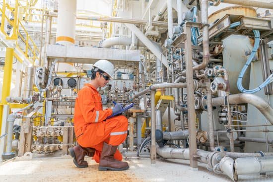 canva mechanic operator check lube oil and seal gas systems of gases compressor on offshore central processing platform. MADeqz76RVA