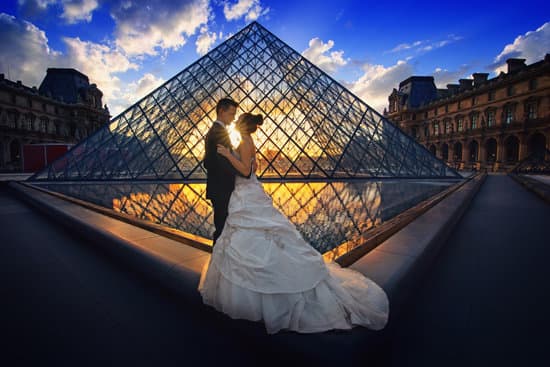 canva newly married couple kissing in the louvre MADQ5MEUb2M