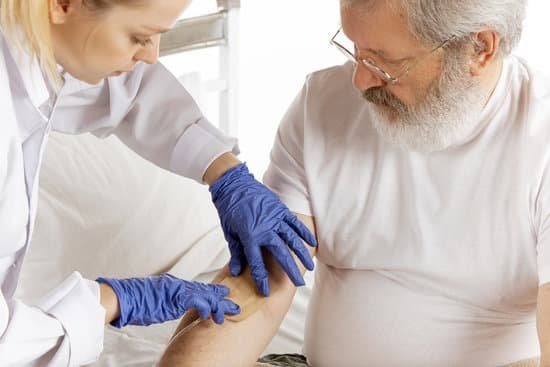 canva nurse attaching a tube on a patients arm MAEHMp4 rIk