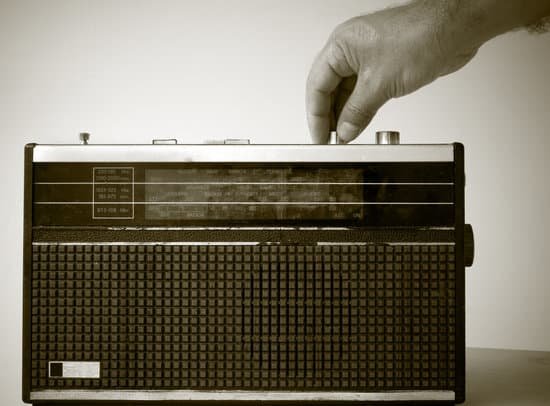 canva old radio MAEEisk Ro0