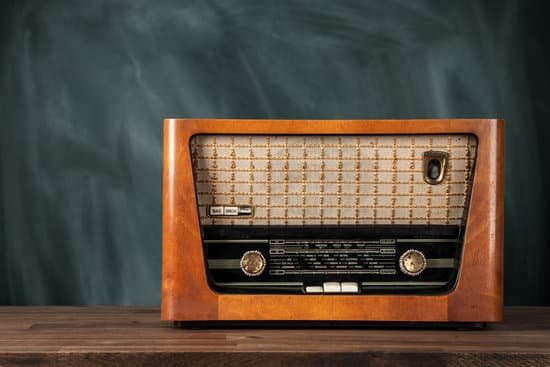 canva old retro radio MADCXban9GM