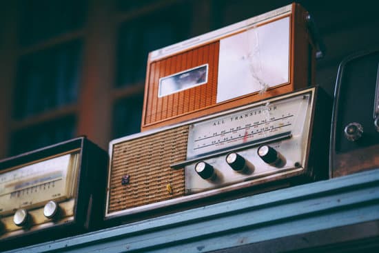 canva old vintage music radios on a shelf MADQ5CPC X4