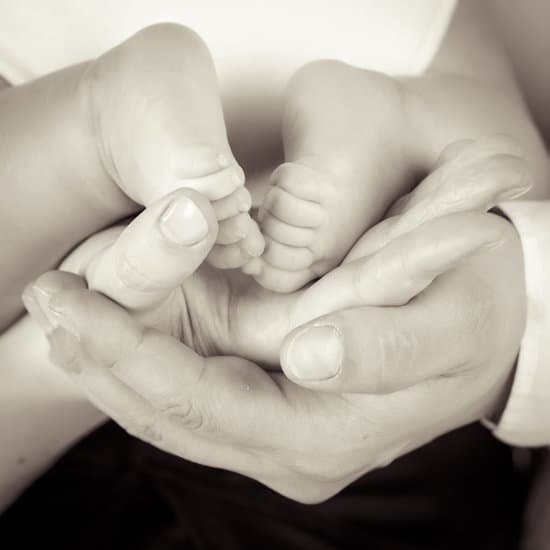 canva parents holding babys feet MAEEipl9W0I