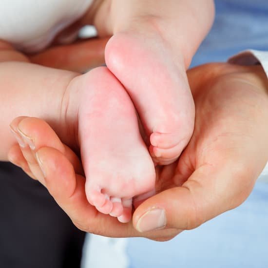 canva parents holding babys feet MAEEispFaOI