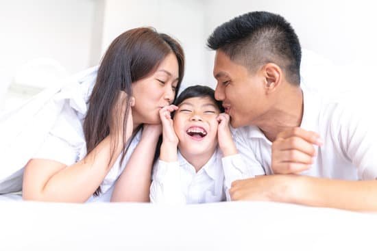 canva parents kissing their little son MADaut8veZw