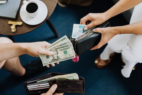 canva people holding money MAEE6luGuiU