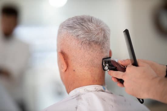 canva person using hair razor on mans hair MADyRHylCI8