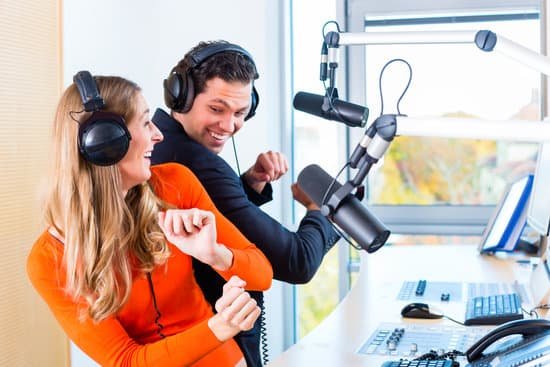 canva radio presenters in radio station on air MABh Rg5Ppc