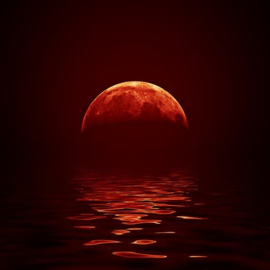 canva red moon MADercHnYGU