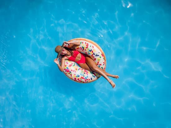 canva relaxing in the pool MADapqKKudo