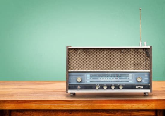 canva retro radio MADarEiWsNA