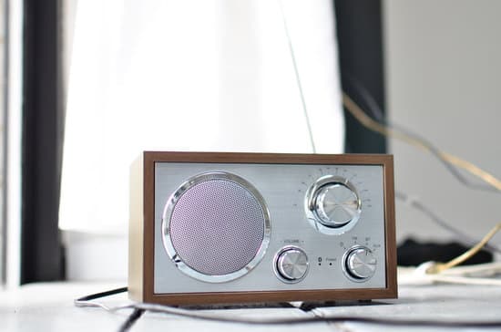 canva retro styled fm radio placed on desk MAESCFPcY0k