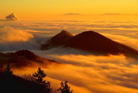 canva sea of fog in the mountains MADQ5UY6Yr4
