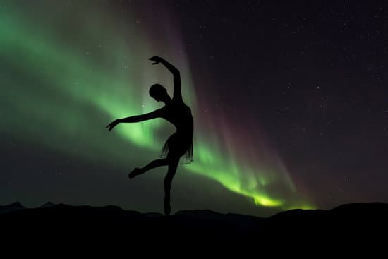 canva silhouette of ballet dancer on northern lights MADQ5YJnZt8