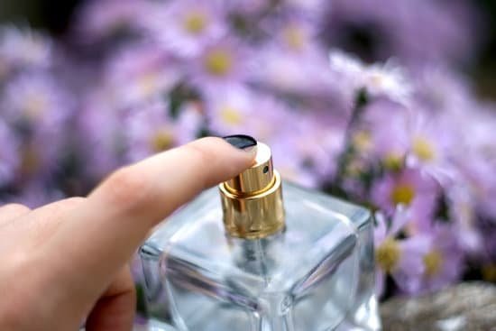 canva spraying perfume MADo9YmQ9bk